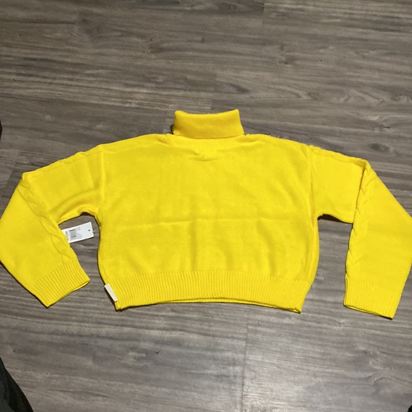 Kendall & Kylie Cropped Top Sweater Size M - Picture 2 of 7